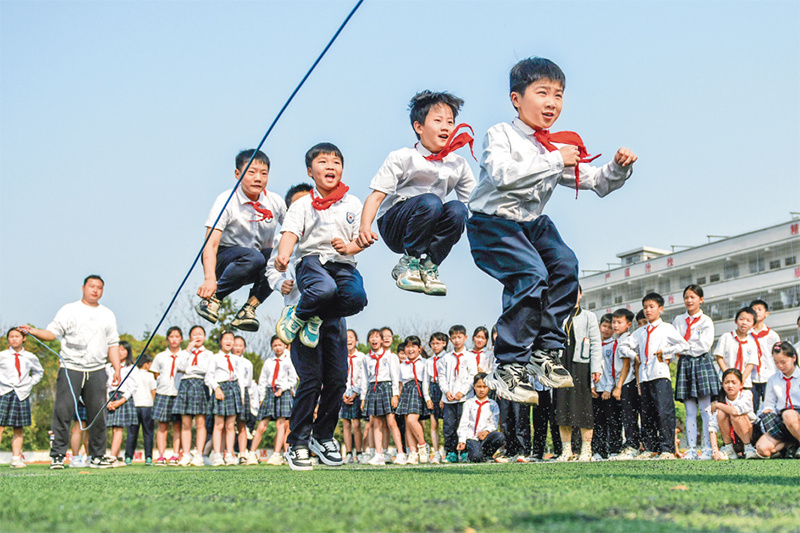 近年来，各地中小学积极落实“健康第一”教育理念，实施学生体质强健计划，让学生更加健康、阳光、自信地成长。图为2025年3月25日，湖南省永州市道县朝阳小学，学生们在课间跳长绳。 人民图片 蒋克青/摄